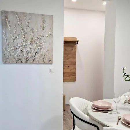 Cute W Free Parking *