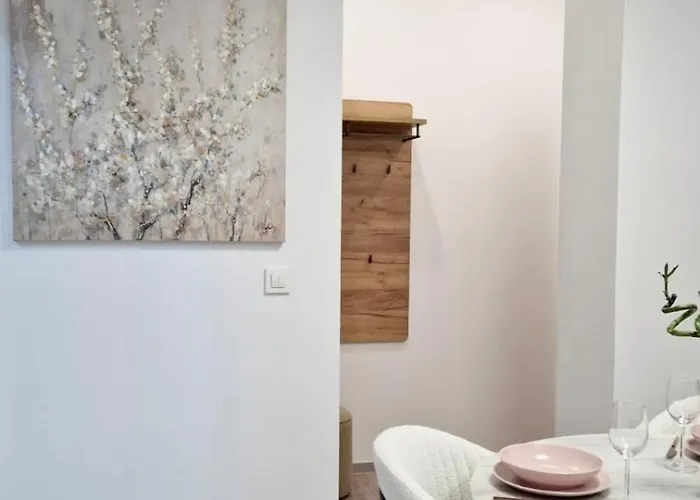 Cute W Free Parking *