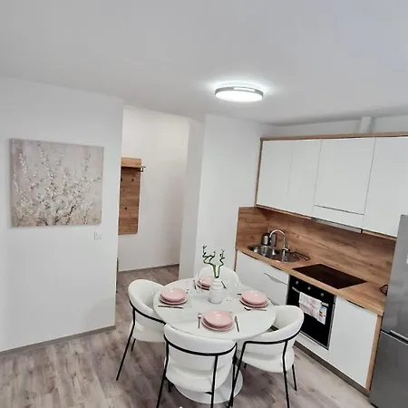 Cute W Free Parking *